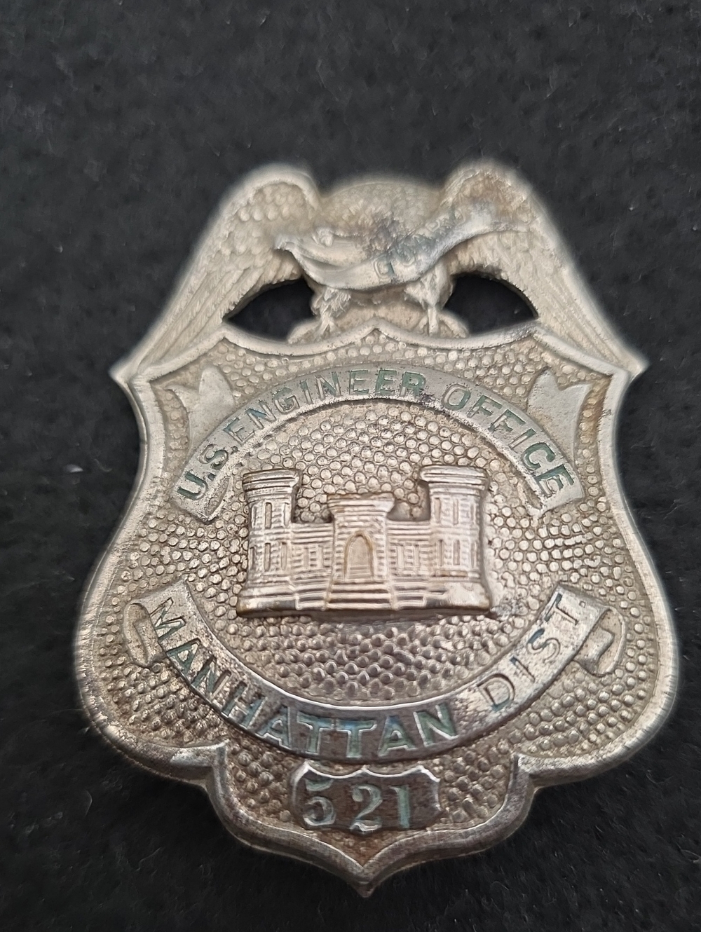 WW2 MANHATTAN PROJECT ENGINEER OFFICE HAT BADGE #521 OAKRIDGE